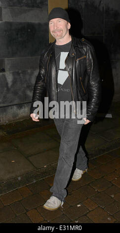 Bono feiert seinen 53. Geburtstag bis nach 05:00 mit Frau Ali Hewson und U2 Bandmitglieder The Edge & Larry Mullen auf Coppinger Zeile Restaurant Featuring: The Edge wo: Dublin, Irland: 11. Mai 2013 Stockfoto