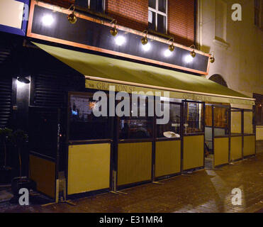 Bono feiert seinen 53. Geburtstag bis nach 05:00 mit Frau Ali Hewson und U2 Bandmitglieder The Edge & Larry Mullen auf Coppinger Zeile Restaurant Featuring: Coppinger Zeile wo: Dublin, Irland: 11. Mai 2013 Stockfoto