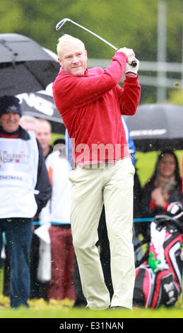 Prominente konkurrieren in der Promi-Cup-Golfturnier im Rahmen von Golf Live im Celtic Manor Hotel und Golfplatz Featuring: Iwan Thomas Where: Newport, Wales wann: 11. Mai 2013 Stockfoto