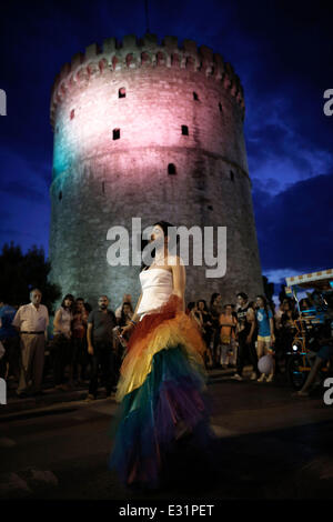 Eine Drag Queen geht vor weißen Turm, Wahrzeichen der Stadt Thessaloniki. Schwule Aktivisten nehmen Sie Teil an einer Parade in Thessaloniki, Samstag, 21. Juni 2014. Tausende schwule Aktivisten in Thessaloniki, Griechenland haben das 3. Thessaloniki Pride Festival, ein 2-Tages-Veranstaltung, die enthalten eine Parade durch die Innenstadt organisiert. Die Organisation der Veranstaltung zog heftige Kritik aus konservativen Kreisen, und es gab ein Protestmarsch gegen die "Sodomiten" am Freitag. Thessaloniki, Griechenland am 21. Juni 2014. Stockfoto