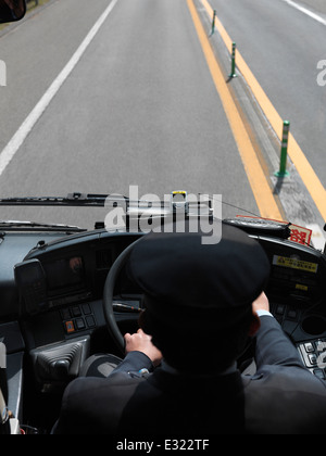 Bus-Fahrer am Lenkrad auf einer Autobahn, erhöhte Ansicht. Japan. Stockfoto