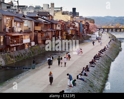 Passanten Fluss Kamo in Kyoto, Japan 2014 Stockfoto