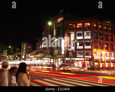 Menschen und Autos auf Shijo Dori Straße in der Nacht, Gion, Kyoto, Japan 2014 Stockfoto
