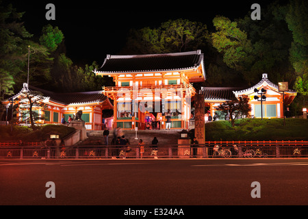 Haupttor der Yasaka-Schrein in der Nacht in Gion, Kyoto, Japan 2014 Stockfoto