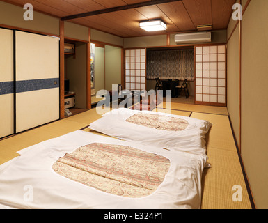 Traditionelle japanische Zimmer in einem Ryokan mit Futon auf dem Boden. Kyoto, Japan. Stockfoto