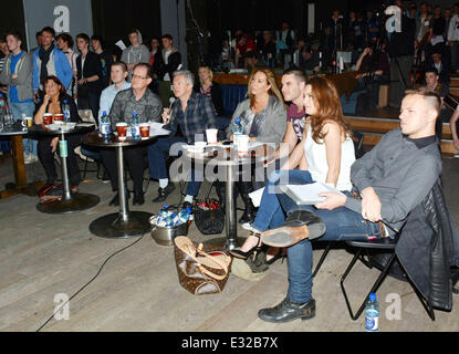 Louis Walsh beherbergt Auditions für Irlands nächste große Boyband, eine Richtung der Knopffabrik Temple Bar mit Rivalen: Brenda Donoghue, Aonghus McAnally, Louis Walsh, Caroline Downey, Liam McKenna, Mairead Farrell wo: Dublin, Irland: 19 Mai Stockfoto