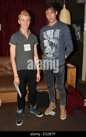 Louis Walsh beherbergt Auditions für Irlands nächste große Boyband, eine Richtung der Knopffabrik Temple Bar mit Rivalen: Alan Thompson, Christopher Heaneue Where: Dublin, Irland: 19. Mai 2013 Stockfoto