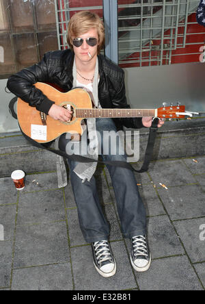 Louis Walsh beherbergt Auditions für Irlands nächste große Boyband, eine Richtung der Knopffabrik Temple Bar mit Rivalen: Jamie Reilly Where: Dublin, Irland: 19. Mai 2013 Stockfoto