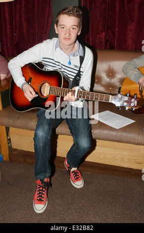 Louis Walsh beherbergt Auditions für Irlands nächste große Boyband, eine Richtung der Knopffabrik Temple Bar mit Rivalen: David Kelly Where: Dublin, Irland: 19. Mai 2013 Stockfoto