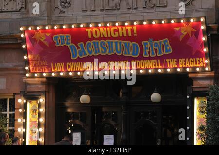 "Harry Hill Film" filmt eine Nachtszene außerhalb eines Theaters mit London: Atmosphäre wo: London, Vereinigtes Königreich bei: 20. Mai 2013 Stockfoto