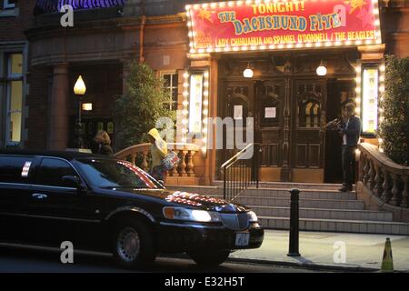 "Harry Hill Film" filmt eine Nachtszene außerhalb eines Theaters mit London: Atmosphäre wo: London, Vereinigtes Königreich bei: 20. Mai 2013 Stockfoto