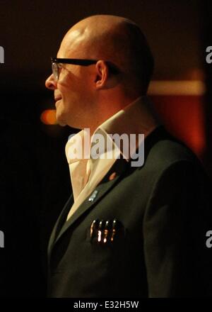 "Harry Hill Film" filmt eine Nachtszene außerhalb eines Theaters mit London: Harry Hill wo: London, Vereinigtes Königreich bei: 20. Mai 2013 Stockfoto