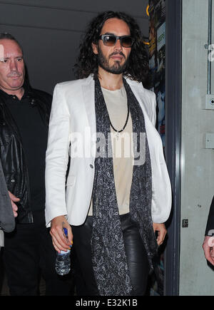 Russell Brand und Sheridan Smith gesehen an einem Abend in der Soho Theater Comedy Cabaret Bar, Sheridan Blätter früh raus und ruft zu einem nahe gelegenen Hotel von Russell Brand Fahrer begleitet Featuring: Russell Brand wo: London, Vereinigtes Königreich bei: 22. Mai 2013 Stockfoto