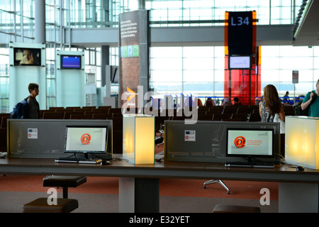 Internet-Station im Charles du Gaulle Airport Stockfoto