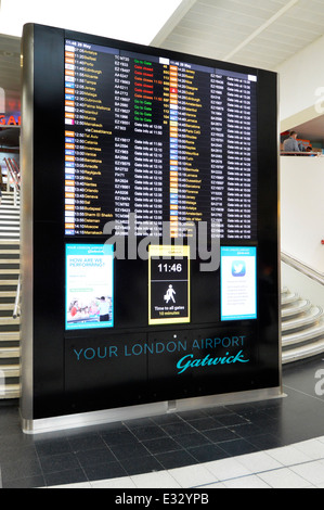 Flughafen Abflüge am Flughafen London Gatwick North Terminal Abflughalle Crawley West Sussex Stockfoto