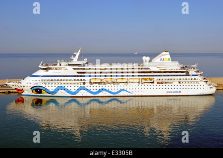 Am frühen Morgen Blick auf Kreuzfahrtschiff Aidavita gerade angekommen & angedockt am Hafen Civitavecchia für Urlauber, Rom zu besuchen Stockfoto