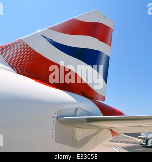 Nahaufnahme des Flugzeugs mit rot-weiß-blauem British Airways Corporate Business BA-Logo auf der Flugschwanzflosse gegen blauen Himmel am Flughafen Rom Italien Stockfoto