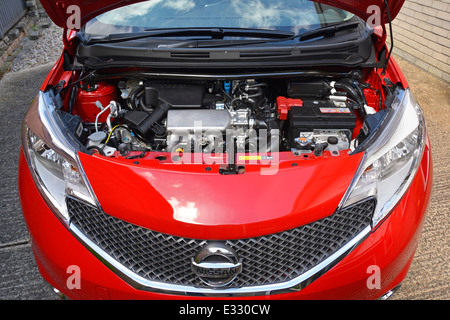 Nissan Note Tekna super-Mini Hatchback Car mit Motorhaube Haube eröffnet mit einem 1,2-Liter-Benzin-Motor Stockfoto