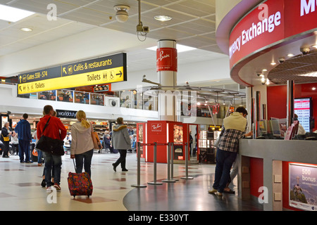 London Gatwick Airport North Terminal Abflug-Lounge und shopping Concourse mit Wechselstube Zähler Stockfoto