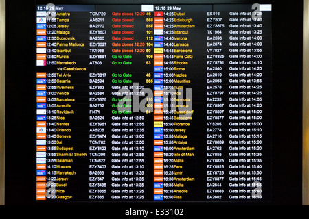 Flughafen Abflüge am Flughafen London Gatwick North Terminal Abflughalle Crawley West Sussex England Großbritannien Stockfoto