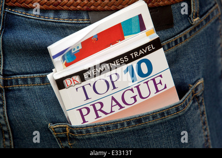 Mann mit Prag Reiseführer in der Tasche Stockfoto