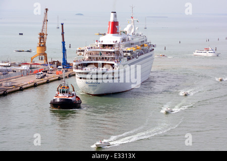 Passagiere an Deck des Kreuzfahrtschiffes Boudicca von Fred Olsen Lines werden mit dem Schlepper zur Geburt für den Sommerbesuch im Hafen von Venedig Italien geschleppt Stockfoto