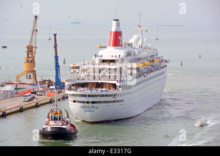 Fred Olsen Lines Kreuzfahrtschiff Boudicca unterstützt durch Schlepper in eine Geburt in den Hafen von Venedig Stockfoto