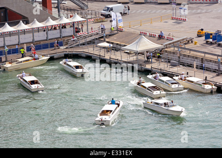 Wassertaxis herumflitzende Landung Anlegestelle in Venedig Kreuzfahrt terminal Hafen warten auf Passagiere an Bord Stockfoto