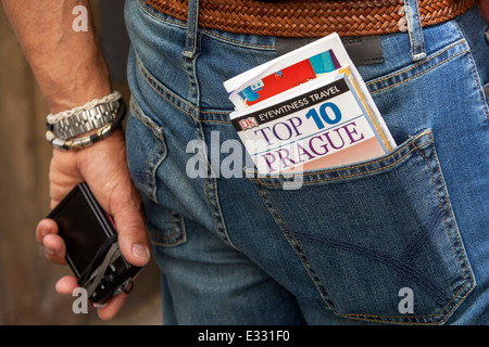 Mann mit Prag Reiseführer in der Tasche-Tschechien Stockfoto