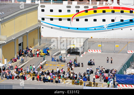 Kreuzfahrtschiff Passagiere mit Gepäck auf Kai für den Transport in Flughäfen am Ende der Ferien Cruise Terminal Hafen von Venedig Italien warten Stockfoto