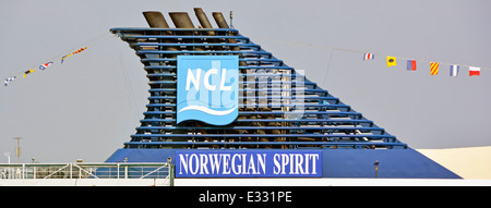 Trichter und Logo auf der Norwegian Cruise Line liner norwegischer Geist am Cruise Terminal Hafen von Venedig Italien Stockfoto