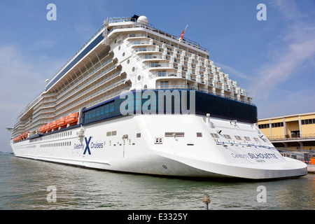 Stern Balconies Celebrity Cruises Silhouette Kreuzfahrtschiff-Linienschiff am Hafen von Venedig Kreuzfahrtterminal vor Abfahrt & Kreuzfahrt entlang der Küste von Venedig Stockfoto