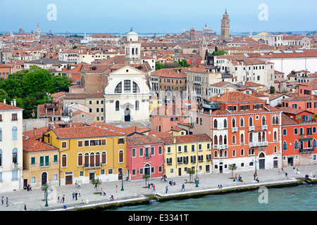 Blick vom Kreuzfahrtschiff Abfahrt Venedig entlang den Canale della Giudecca vorbei an bunten Gebäuden am Ufer Stockfoto