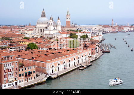 Blick vom Kreuzfahrtschiff Abfahrt Venedig auf den Canale della Giudecca nähert sich die Kirche Santa Maria della Salute & Canal Grande Kreuzung Stockfoto