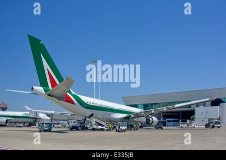 Italienische Alitalia Airbus A330 220 Jet Flugzeug Flugzeug Heckflosse Logo Ansicht in Rom Fiumicino Italien internationalen Flughafen Vorfeld Stand Bodencrew teilnehmen Stockfoto