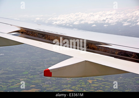 Nahaufnahme von Flugzeug Flügel Steuerelemente zu steuern betrieben wird das Fliegen eines zivilen Passagierflugzeuges Stockfoto