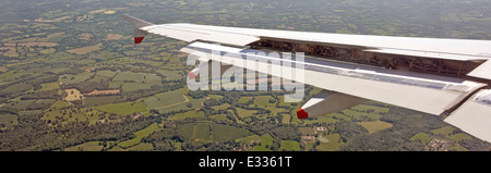 Nahaufnahme von Flugzeug Flügel Steuerelemente betrieben der anständigen eines Passagierflugzeuges in Richtung Flughafen Anpassung zu unterstützen Stockfoto