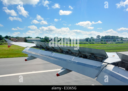 Nahaufnahme von Flugzeug Flügel Steuerelemente betrieben die Landegeschwindigkeit eines Passagierflugzeuges auf Touchdown Anpassung zu unterstützen Stockfoto