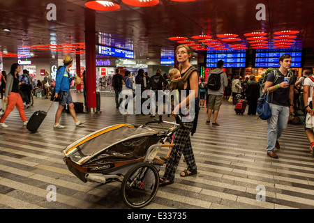 Passagiere am Hauptbahnhof in Prag, Tschechische Republik Stockfoto