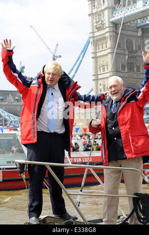 Boris Johnson und Sir Robin Knox-Johnston beteiligen sich an einem Fototermin in der Nähe von Tower Bridge anlässlich die Ankündigung von London als Austragungsort für die Round the World Yacht Rennen mit gewählt: Boris Johnson, Sir Robin Knox-Johnston wo: London, Unite Stockfoto