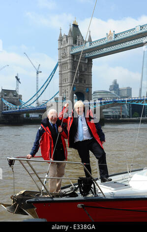 Boris Johnson und Sir Robin Knox-Johnston beteiligen sich an einem Fototermin in der Nähe von Tower Bridge anlässlich die Ankündigung von London als Austragungsort für die Round the World Yacht Rennen mit gewählt: Boris Johnson, Sir Robin Knox-Johnston wo: London, Unite Stockfoto