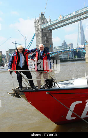 Boris Johnson und Sir Robin Knox-Johnston beteiligen sich an einem Fototermin in der Nähe von Tower Bridge anlässlich die Ankündigung von London als Austragungsort für die Round the World Yacht Rennen mit gewählt: Boris Johnson, Sir Robin Knox-Johnston wo: London, Vereinigtes Königreich bei: 31. Mai 2013 Stockfoto