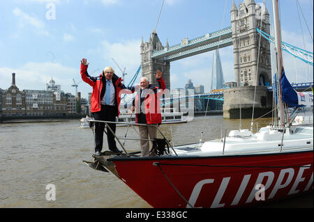 Boris Johnson und Sir Robin Knox-Johnston beteiligen sich an einem Fototermin in der Nähe von Tower Bridge anlässlich die Ankündigung von London als Austragungsort für die Round the World Yacht Rennen mit gewählt: Boris Johnson, Sir Robin Knox-Johnston wo: London, Unite Stockfoto