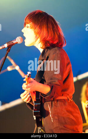 Llandeilo, Carmarthenshire. VEREINIGTES KÖNIGREICH. 21. Juni 2014. Cate Le Bon führt auf dem 2014 Dinefwr Literaturfestival. Bildnachweis: Graham M. Lawrence/Alamy Live-Nachrichten. Stockfoto