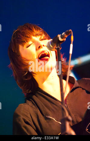 Llandeilo, Carmarthenshire. VEREINIGTES KÖNIGREICH. 21. Juni 2014. Cate Le Bon führt auf dem 2014 Dinefwr Literaturfestival. Bildnachweis: Graham M. Lawrence/Alamy Live-Nachrichten. Stockfoto