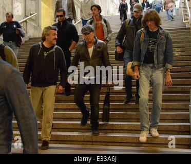 Bruce Springsteen kommt am Mailänder Hauptbahnhof vor seinem geplanten Konzert am Montag (03 Jun 13). Springsteen trifft und nimmt Fotos mit Fans, die seine Ankunft warteten Featuring: Bruce Springsteen Where: Mailand, Italien als: 1. Juni 2013 Stockfoto