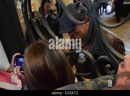 Bruce Springsteen kommt am Mailänder Hauptbahnhof vor seinem geplanten Konzert am Montag (03 Jun 13). Springsteen trifft und nimmt Fotos mit Fans, die seine Ankunft warteten Featuring: Bruce Springsteen Where: Mailand, Italien als: 1. Juni 2013 Stockfoto