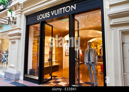 Luxus-Louis Vuitton-Shop in der berühmten Gum Shopping Mall in Moskau. Stockfoto