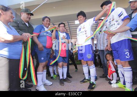 Santa Cruz, Bolivien. 21. Juni 2014. Boliviens Präsident Evo Morales (3. R, vorne), besucht eine liefernde Zeremonie ein Ausbildungsmodul 12 Klassenräume und eine enge Arena für mehr als 1.000 Zuschauer, in der Pampa Grande Gemeinde, Departement Santa Cruz, Bolivien, 21. Juni 2014. Bildnachweis: Enzo de Luca/ABI/Xinhua/Alamy Live News Stockfoto