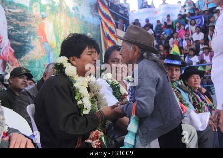 Santa Cruz, Bolivien. 21. Juni 2014. Boliviens Präsident Evo Morales (L, vorn), besucht eine liefernde Zeremonie ein Ausbildungsmodul 12 Klassenräume und eine enge Arena für mehr als 1.000 Zuschauer, in der Pampa Grande Gemeinde, Departement Santa Cruz, Bolivien, 21. Juni 2014. Bildnachweis: Enzo de Luca/ABI/Xinhua/Alamy Live News Stockfoto